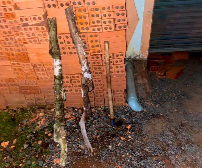 Một số hung khí gây án của nhóm thanh niên bị công an thu giữ ẢNH: TRÙNG DƯƠNG