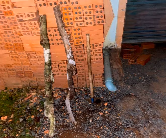 Một số hung khí gây án của nhóm thanh niên bị công an thu giữ ẢNH: TRÙNG DƯƠNG