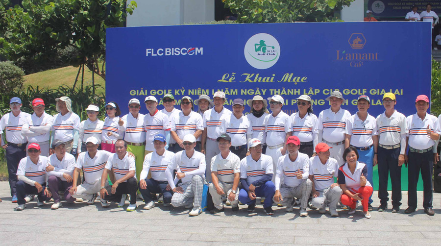 Các golfer chụp ảnh lưu niệm trước khi tranh tài. Ảnh: Hoành Sơn 