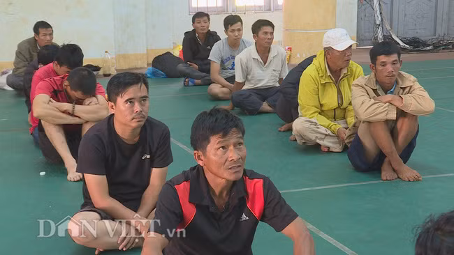 Các đối tượng bị công an tạm giữ.