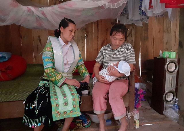Chị Chu Thị Vân (bên trái), cô đỡ thôn bản của phụ nữ và trẻ em xóm Cốc Phia, xã Quang Trung, huyện Hòa An (Cao Bằng).