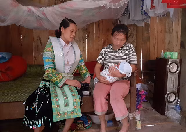 Chị Chu Thị Vân (bên trái), cô đỡ thôn bản của phụ nữ và trẻ em xóm Cốc Phia, xã Quang Trung, huyện Hòa An (Cao Bằng).