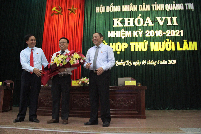 Ông Lê Đức Tiến (đứng giữa) Tân Phó Chủ tịch UBND tỉnh Quảng Trị Ông Lê Đức Tiến (đứng giữa) Tân Phó Chủ tịch UBND tỉnh Quảng Trị