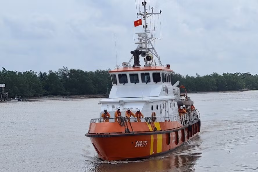  Thi thể các nạn nhân được đưa vào bờ vào chiều nay 14.6. Ảnh CTV