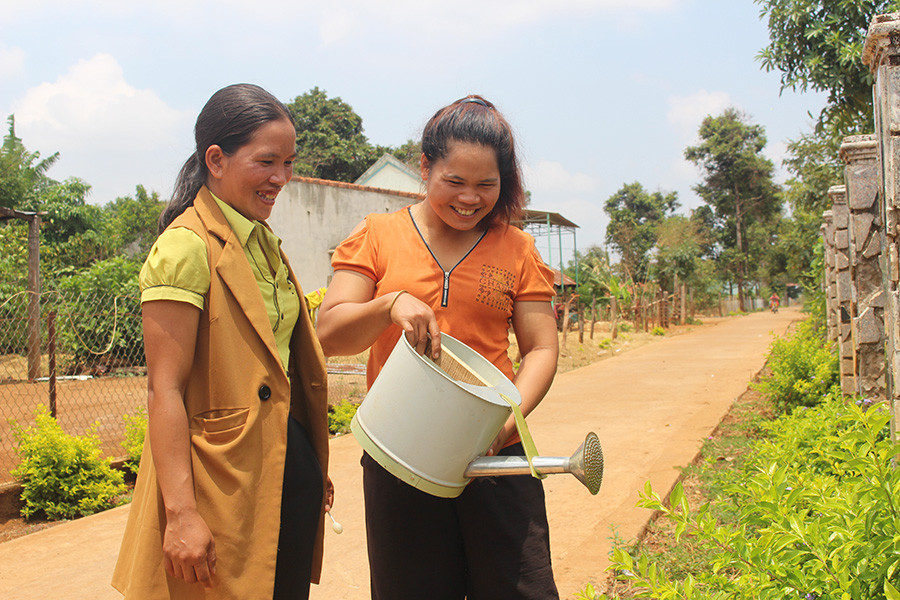  Chị Puih Lát (bìa trái) hướng dẫn hội viên chăm sóc con đường hoa. Ảnh: N.G