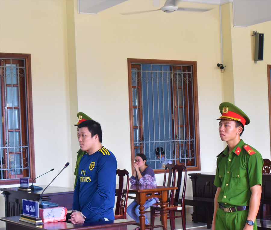 Tòa án nhân dân TP.Cần Thơ tuyên phạt bị cáo Huỳnh Bạch Hoàng Sơn 17 năm tù về tội giết người. Ảnh: Thành Nhân Tòa án nhân dân TP.Cần Thơ tuyên phạt bị cáo Huỳnh Bạch Hoàng Sơn 17 năm tù về tội giết người. Ảnh: Thành Nhân