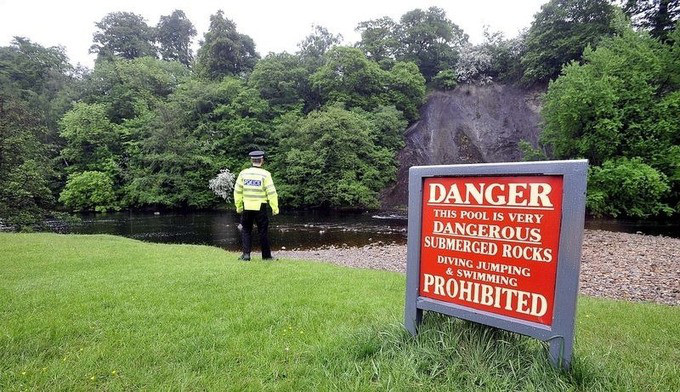 Cảnh sát đứng canh ở đoạn sông nguy hiểm, nơi cậu bé 8 tuổi thiệt mạng năm 2010. Ảnh: Telegraphandargus.