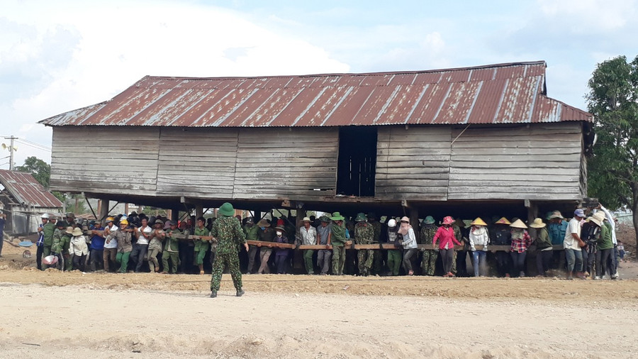Bộ đội và dân làng Kinh Pêng di dời nhà cửa. Ảnh: Nguyễn Tú Bộ đội và dân làng Kinh Pêng di dời nhà cửa. Ảnh: Nguyễn Tú