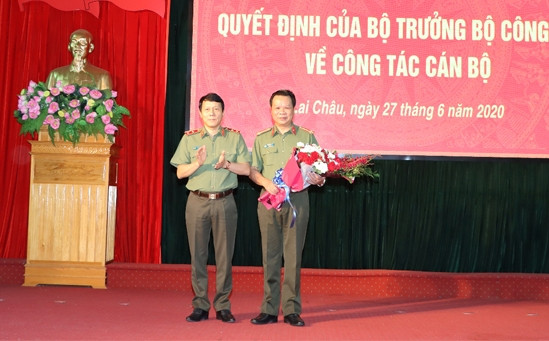Thứ trưởng Lương Tam Quang tặng hoa chức mừng Đại tá Hà Văn Tuyên được điều động và giữ chức vụ Giám đốc Công an tỉnh Bắc Kạn .