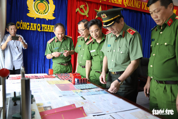 Thiếu tướng Vũ Xuân Viên - giám đốc Công an Đà Nẵng - trực tiếp kiểm tra số tài liệu giả - Ảnh: ĐOÀN CƯỜNG