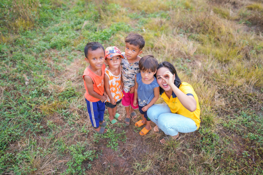 Nụ cười trong veo của các bé khiến H'Hen Niê xúc động.