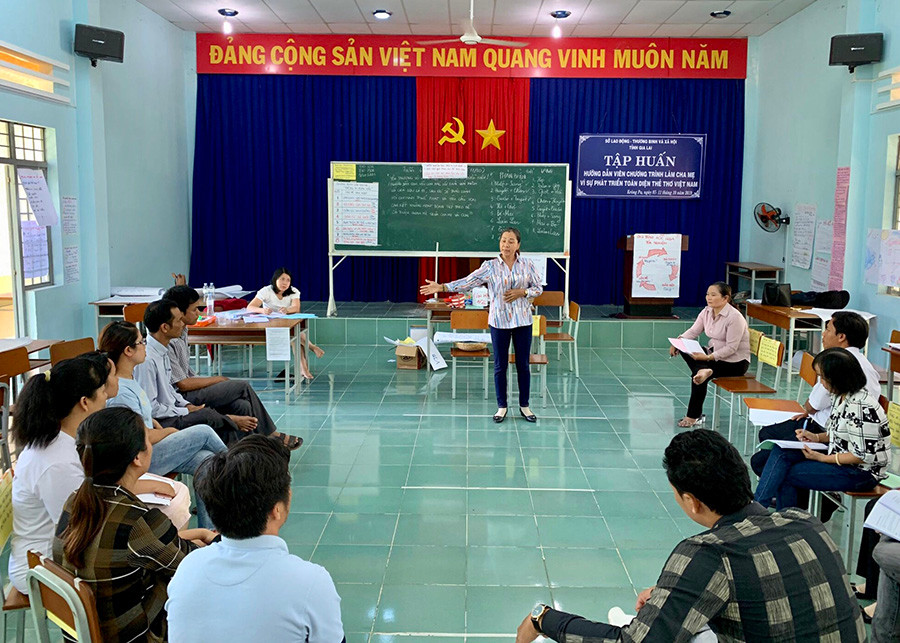 Tập huấn hướng dẫn viên chương trình “Làm cha mẹ vì sự phát triển toàn diện trẻ thơ Việt Nam” ở huyện Krông Pa. Ảnh: H.D  Tập huấn hướng dẫn viên chương trình “Làm cha mẹ vì sự phát triển toàn diện trẻ thơ Việt Nam” ở huyện Krông Pa. Ảnh: H.D