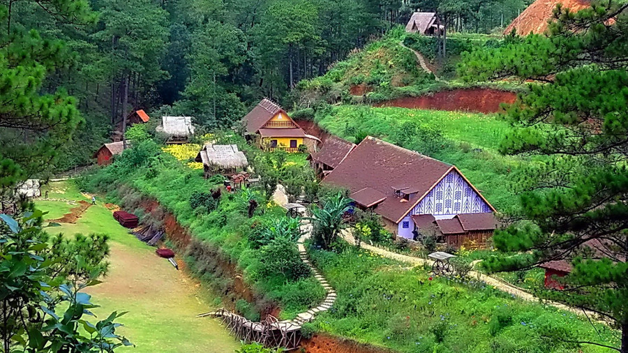 Khung cảnh mộc mạc ở làng Cù Lần. Ảnh: Holadi