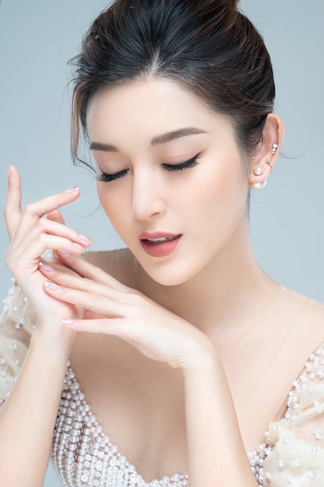 Huyền My bắt đầu sự nghiệp người mẫu cách đây 8 năm. Sở hữu gương mặt khả ái cùng nét đẹp dịu dàng, chân dài gốc Hà thành gây chú ý khi tham gia cuộc thi Hoa hậu Việt Nam 2014 và xuất sắc giành ngôi Á hậu ẢNH: NVCC