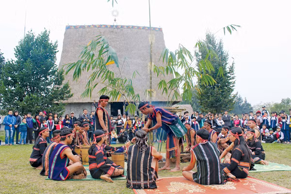 Một lễ hội được tái hiện tại Khu làng Jrai (Khu du lịch Đồng Mô, thị xã Sơn Tây, Hà Nội). Ảnh: V.T.T