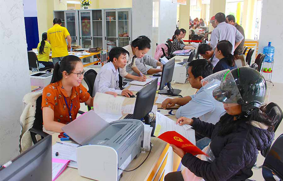  Việc tiếp nhận hồ sơ và trả kết quả giải quyết TTHC của Sở KH-CN được chuyển giao cho Bưu điện tỉnh trực tiếp thực hiện. Ảnh: Trần Dung