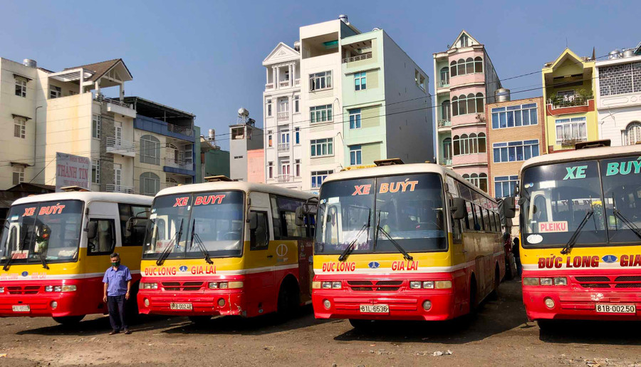 Xe buýt chạy các tuyến nội tỉnh trước giờ xuất phát tại Bãi đỗ xe chợ đầu mối TP. Pleiku. Ảnh: Lê Hòa