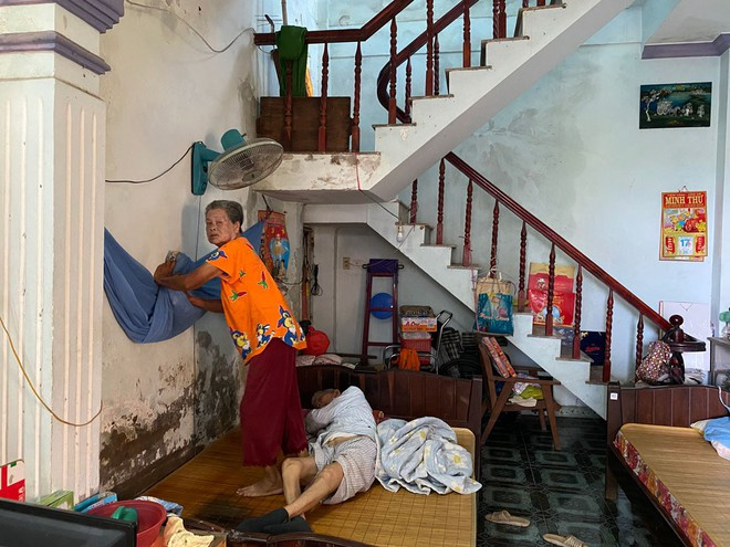 Căn nhà của cụ Nguyễn Thị Giáp ở giữa đồng không buộc cụ phải ngụy trang để chống trộm ẢNH: TRUNG DU Căn nhà của cụ Nguyễn Thị Giáp ở giữa đồng không buộc cụ phải ngụy trang để chống trộm ẢNH: TRUNG DU