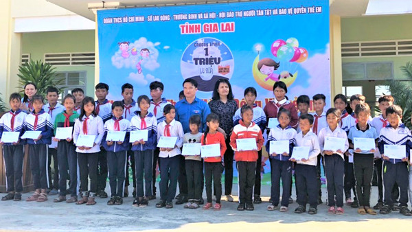 Quỹ Bảo trợ Trẻ em tỉnh tặng 40 suất học bổng cho trẻ em nghèo huyện Kông Chro. Ảnh: Đinh Yến