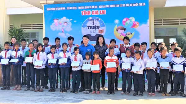 Quỹ Bảo trợ Trẻ em tỉnh tặng 40 suất học bổng cho trẻ em nghèo huyện Kông Chro. Ảnh: Đinh Yến