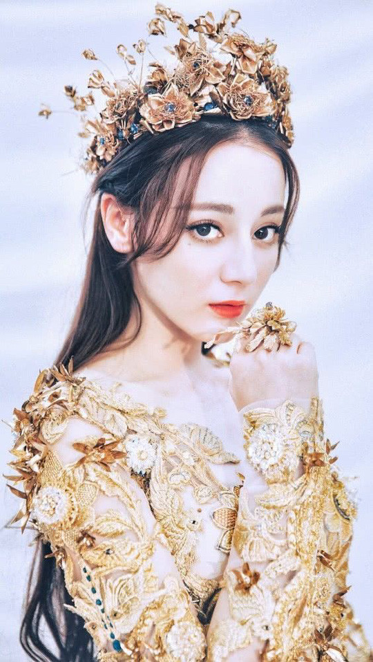 Địch Lệ Nhiệt Ba sở hữu đôi mắt to tròn, trong sáng, toát ra vẻ ngây thơ - Ảnh: Sohu