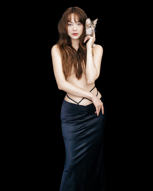 Giọng ca “Người vô hình” với thần thái lạnh lùng trong bộ ảnh bán nude mừng tuổi mới.