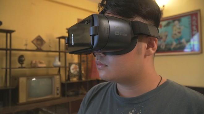 Đeo kính thực tế ảo VR để xem các bộ phim về Sài Gòn Ảnh: LÊ NAM