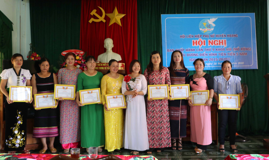 Hội LHPN huyện Kbang tặng giấy khen hội viên, phụ nữ điển hình tiên tiến 5 năm (2015-2020). Ảnh: An Phát Hội LHPN huyện Kbang tặng giấy khen hội viên, phụ nữ điển hình tiên tiến 5 năm (2015-2020). Ảnh: An Phát