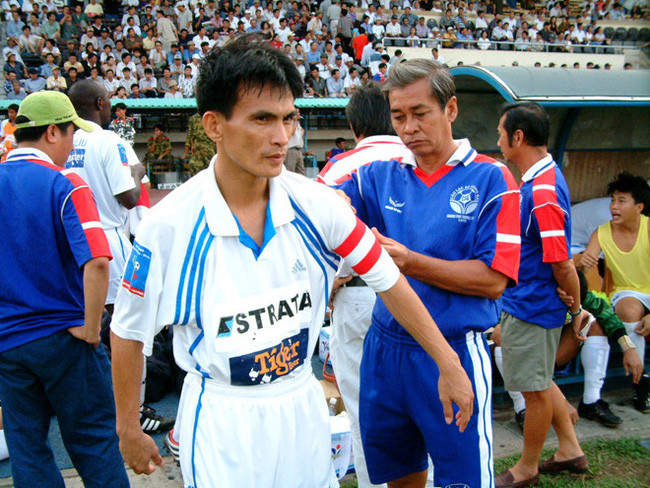 Hồng Sơn được đeo băng đội trưởng từ trợ lý HLV Cảng Sài Gòn Lý Văn Thành. Ảnh: NGỌC HẠNH.