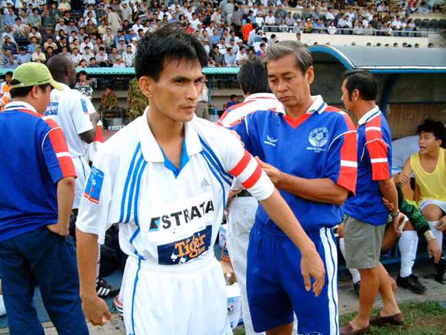 Hồng Sơn được đeo băng đội trưởng từ trợ lý HLV Cảng Sài Gòn Lý Văn Thành. Ảnh: NGỌC HẠNH.