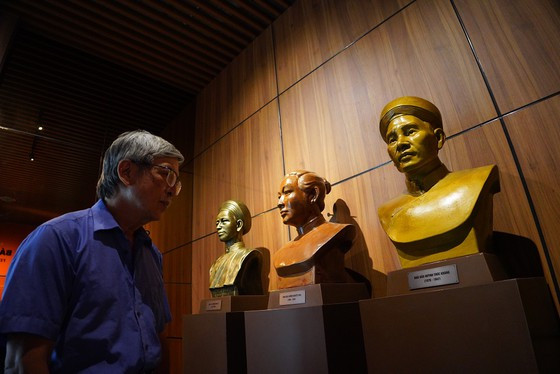 Các thế hệ làm báo tham quan khu trưng bày. Ảnh: ĐỖ TRUNG Các thế hệ làm báo tham quan khu trưng bày. Ảnh: ĐỖ TRUNG