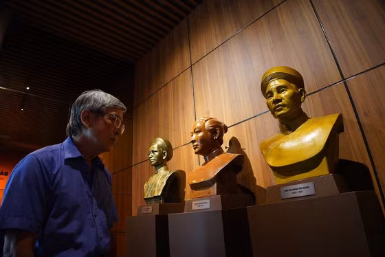 Các thế hệ làm báo tham quan khu trưng bày. Ảnh: ĐỖ TRUNG