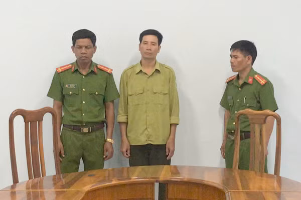 Đối tượng Đức (giữa) là nhân viên bảo vệ rừng đã bị bắt giữ. Ảnh: L.V.N