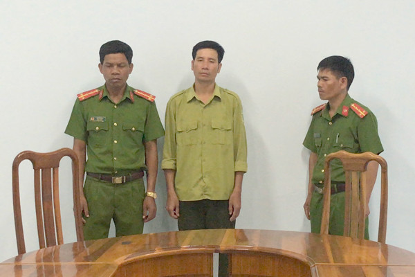 Đối tượng Đức (giữa) là nhân viên bảo vệ rừng đã bị bắt giữ. Ảnh: L.V.N