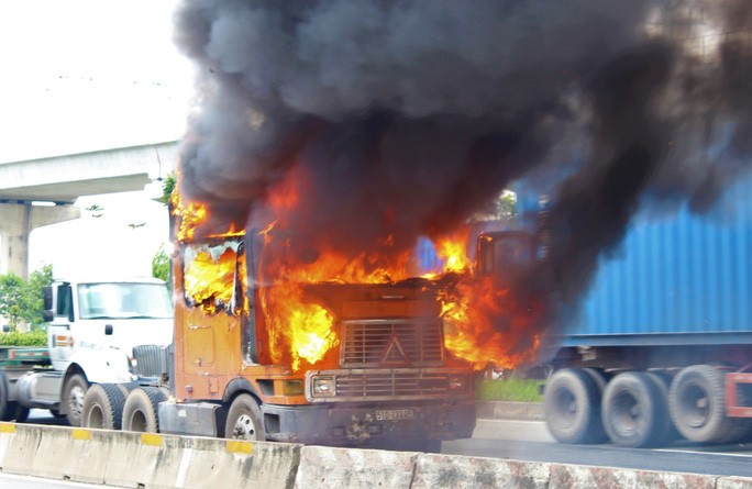 Đầu xe container cháy dữ dội