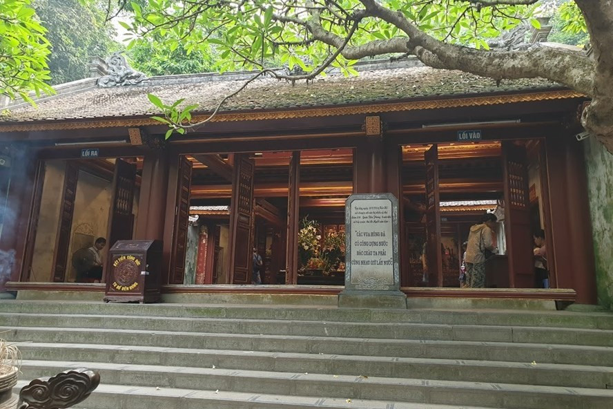 Đền Hùng với tấm bia đá khắc câu nói của Chủ tịch Hồ Chí Minh: “Các vua Hùng đã có công dựng nước, Bác cháu ta phải cùng nhau giữ lấy nước”. Đền Hùng với tấm bia đá khắc câu nói của Chủ tịch Hồ Chí Minh: “Các vua Hùng đã có công dựng nước, Bác cháu ta phải cùng nhau giữ lấy nước”.