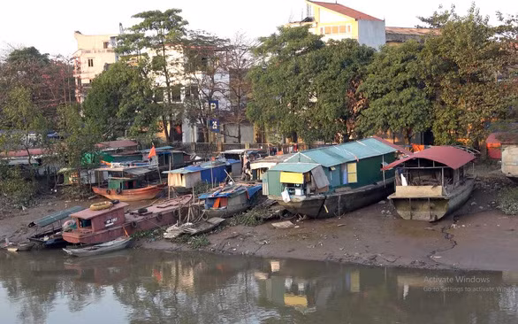 Xóm chài Tam Bạc nghèo khó đang chuẩn bị di dời - Ảnh: T.LÊ