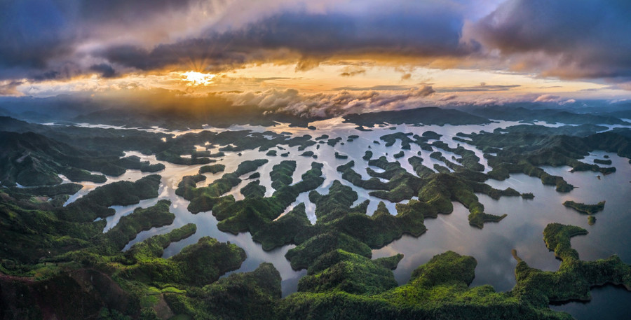 Đặt chân đến mảnh đất này, bạn có thể lang thang khám phá thảm thực vật đa dạng của núi rừng, thảo nguyên, đồi cà phê hay đồi chè xanh mướt, thư giãn ngắm nhìn những dòng sông mênh mang, hồ nước soi chiếu cảnh vật nên thơ… Đặt chân đến mảnh đất này, bạn có thể lang thang khám phá thảm thực vật đa dạng của núi rừng, thảo nguyên, đồi cà phê hay đồi chè xanh mướt, thư giãn ngắm nhìn những dòng sông mênh mang, hồ nước soi chiếu cảnh vật nên thơ…