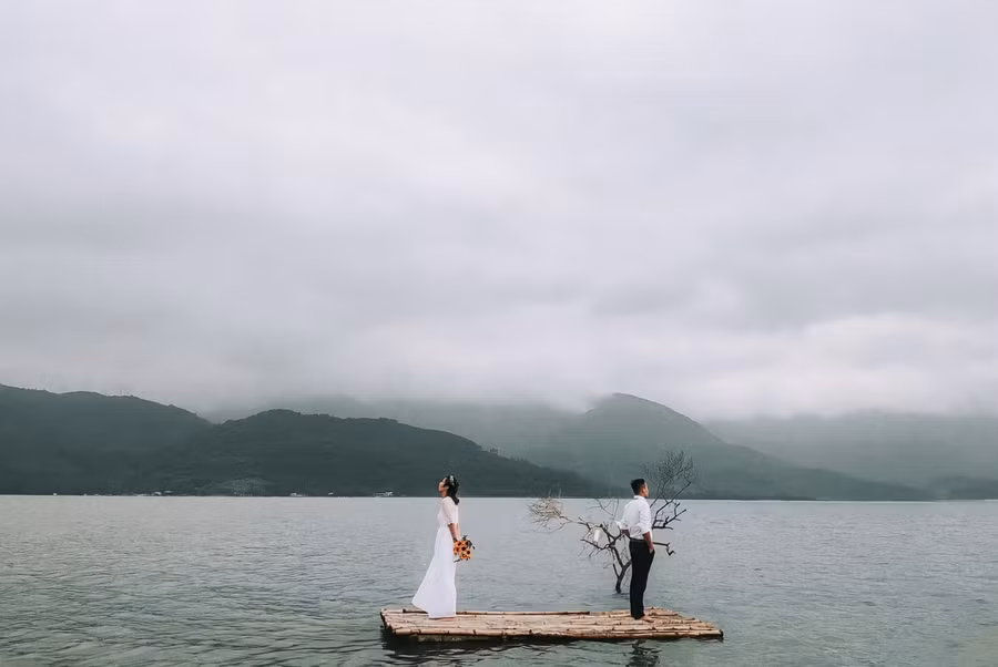 Đầm Lập An cũng thu hút nhiều uyên ương đến chụp ảnh cưới. Cảnh đôi tình nhân đối lưng nhau trên chiếc bè, phía xa là cành cây khẳng khiu và những ngọn núi mờ sương khói... tạo hiệu ứng thị giác, vừa lạ mắt, vừa lãng mạn.