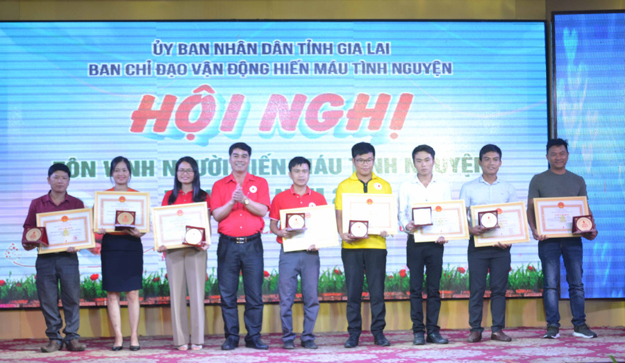  Ông Cao Xuân Nam-Phó Chủ tịch Hội Chữ thập đỏ tỉnh (vỗ tay) tặng giấy khen và phần thưởng cho những cá nhân hiến máu tình nguyện tiêu biểu. Ảnh: Hoàng Cư