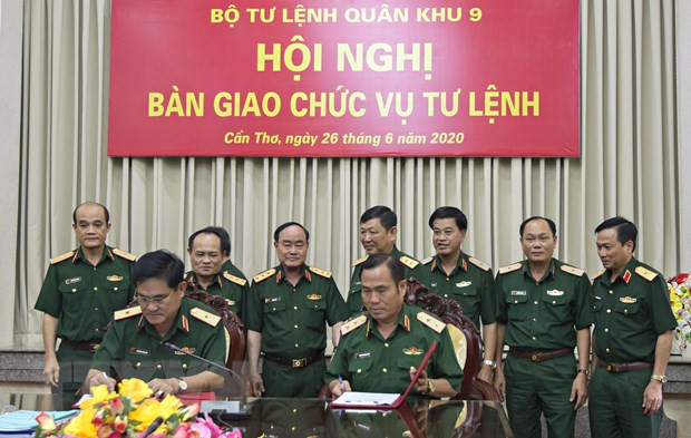 Ký biên bản bàn giao chức vụ Tư lệnh Quân khu 9 giữa Trung tướng Nguyễn Hoàng Thủy (bên phải) và Thiếu tướng Nguyễn Xuân Dắt. (Ảnh: TTXVN phát)