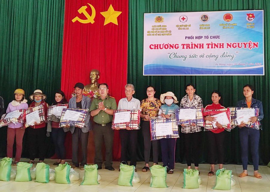 Tặng quà cho người dân khó khăn xã Ia Băng (huyện Chư Prông, Gia Lai). Ảnh: Hồng Ngọc Tặng quà cho người dân khó khăn xã Ia Băng (huyện Chư Prông, Gia Lai). Ảnh: Hồng Ngọc