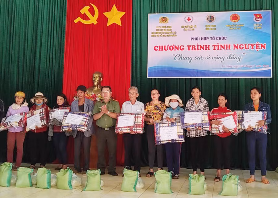  Tặng quà cho người dân khó khăn xã Ia Băng (huyện Chư Prông, Gia Lai). Ảnh: Hồng Ngọc