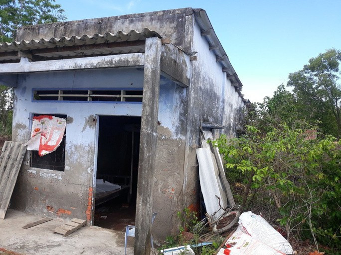  Căn nhà cũ 7-8 năm không người ở nơi cụ A. bị con dâu chở về bỏ