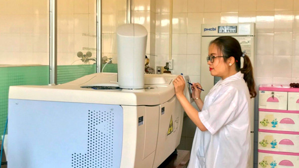  Cán bộ Trung tâm TĐC đang vận hành máy sắc ký khí dùng để phân tích dư lượng thuốc bảo vệ thực vật. Ảnh: N.T