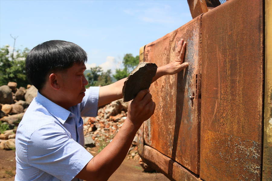 Nếu lực lượng chức năng không sớm giải quyết vụ việc, ông Lộc dự tính đem xe đi bán sắt vụn. Ảnh: Bảo Trung