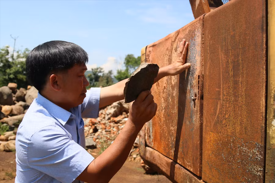 Nếu lực lượng chức năng không sớm giải quyết vụ việc, ông Lộc dự tính đem xe đi bán sắt vụn. Ảnh: Bảo Trung