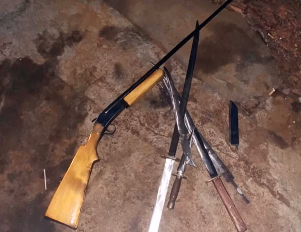 Vũ khí thu giữ được tại phòng trọ của Nguyên. Ảnh: V.N