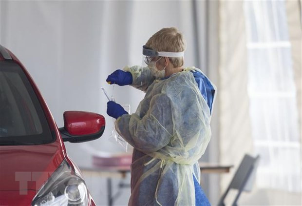 Nhân viên y tế lấy mẫu dịch xét nghiệm COVID-19 tại bệnh viện ở Toronto, Canada ngày 9/4/2020. (Ảnh: THX/TTXVN)