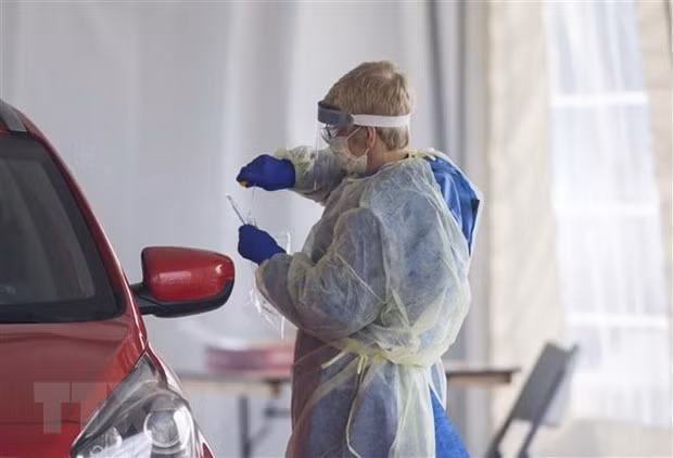 Nhân viên y tế lấy mẫu dịch xét nghiệm COVID-19 tại bệnh viện ở Toronto, Canada ngày 9/4/2020. (Ảnh: THX/TTXVN)